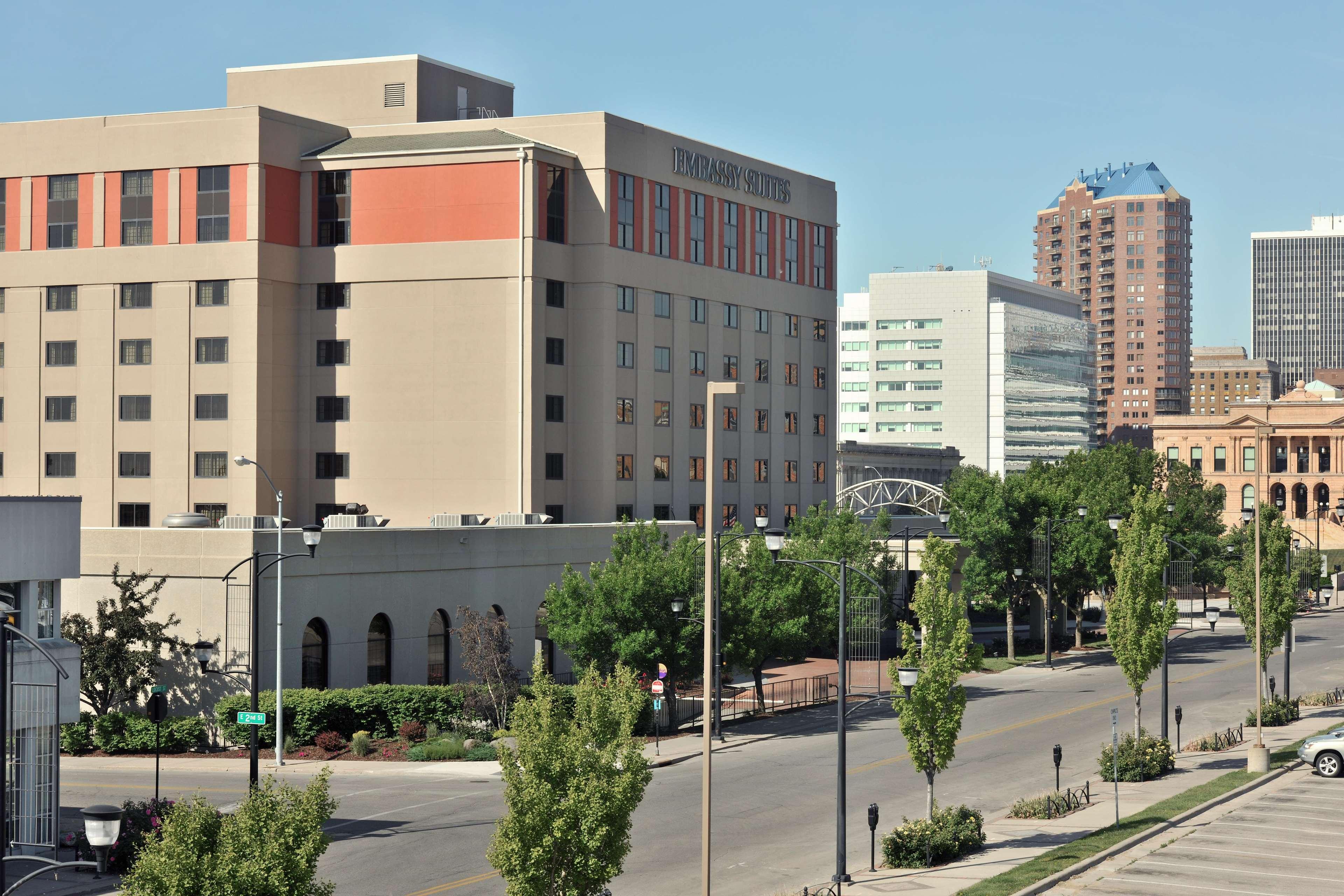 Embassy Suites Des Moines Downtown Exterior foto