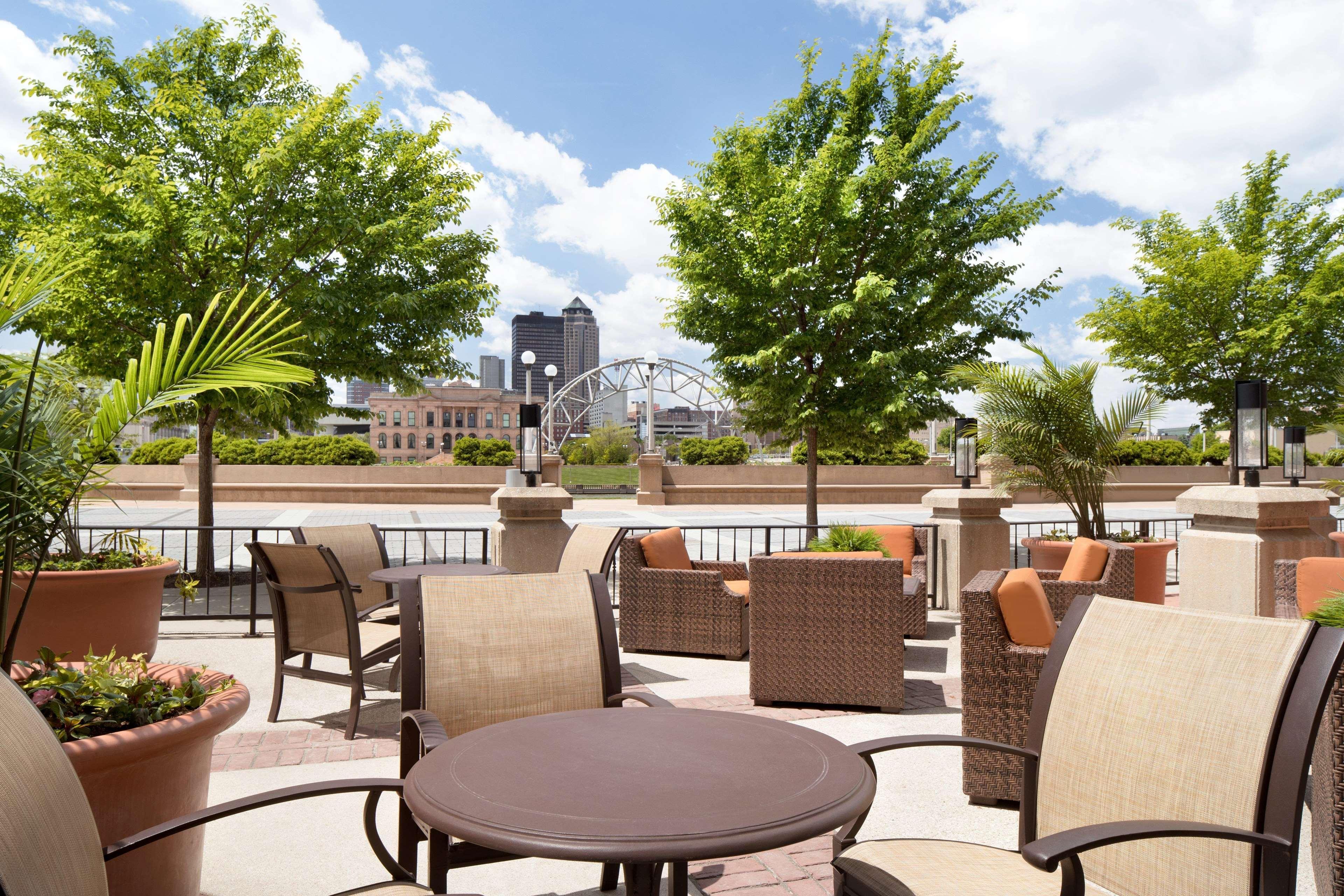 Embassy Suites Des Moines Downtown Exterior foto