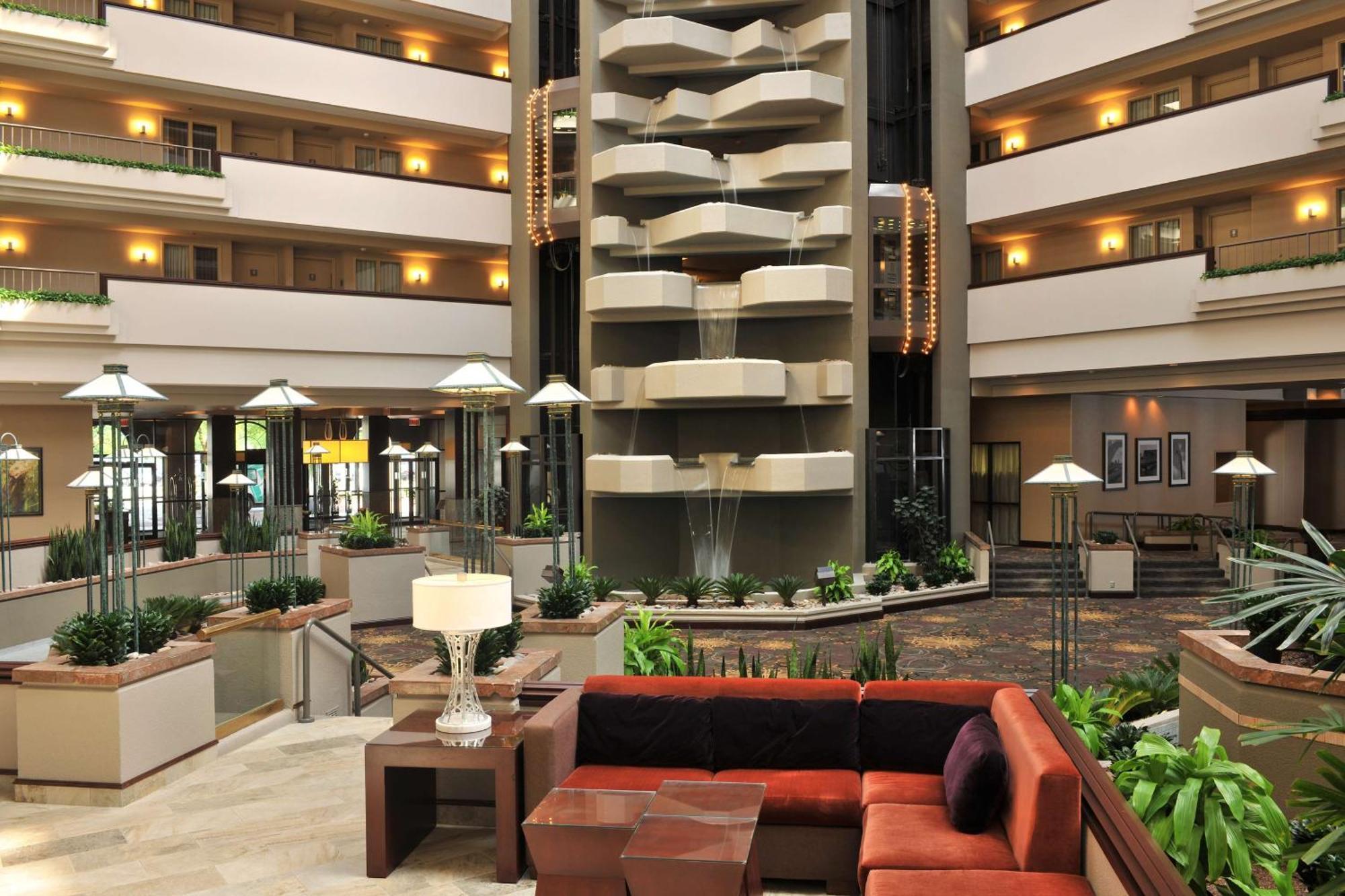 Embassy Suites Des Moines Downtown Exterior foto