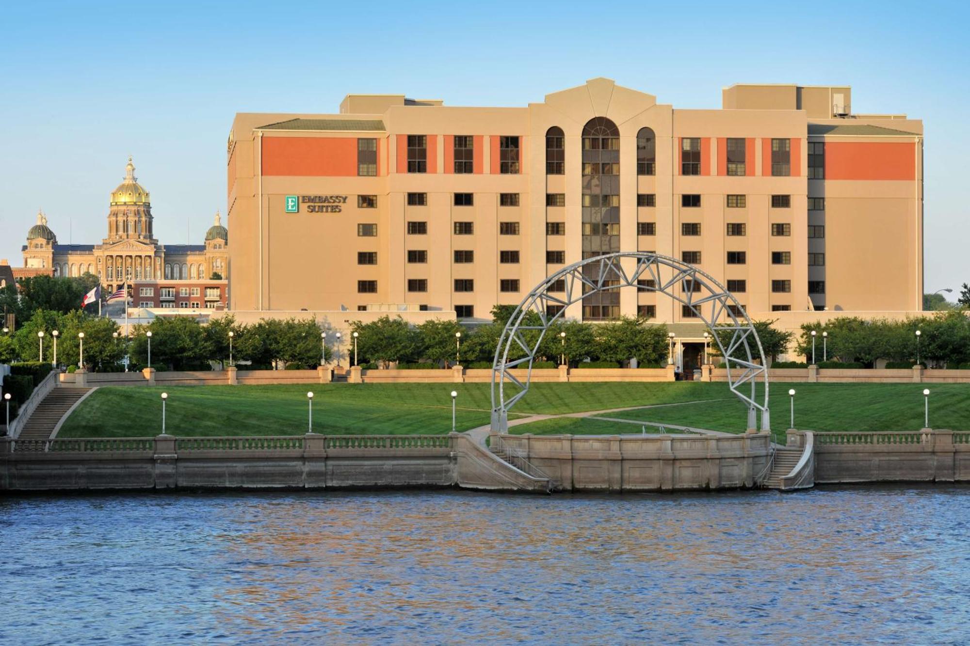 Embassy Suites Des Moines Downtown Exterior foto